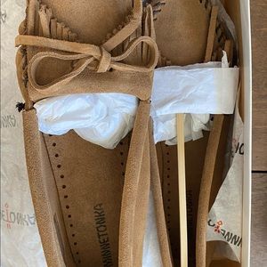 Minnetonka moccasins. Wonen’s Sz. 10. Brand new in box ! Color: Dusty brown